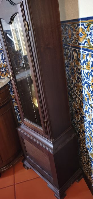 Relógio de pé alto à corda antigo