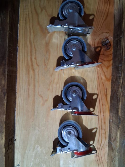 Rodas giratórias e travão