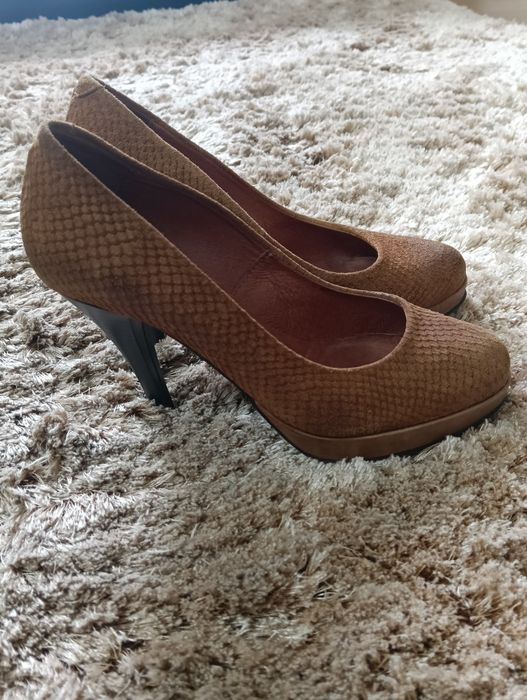 Sapatos elegantes em pele