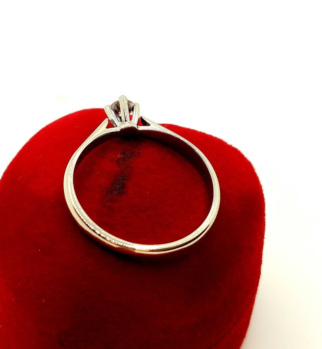 Złoty pierścionek z Brylantem 0,137 Pr.585 W:2,02gr Roz.15