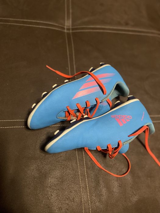 Это детские бутсы Adidas X Speedflow.4 FxG голубого и розового цветов