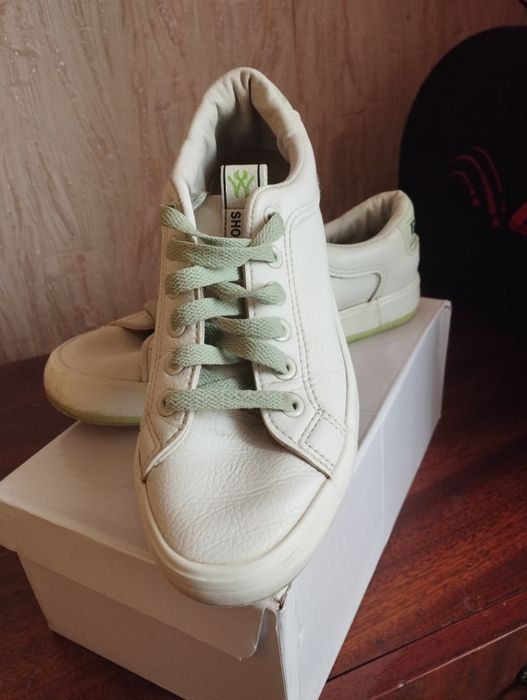 Белые кеды кроссовки 
В хорошем