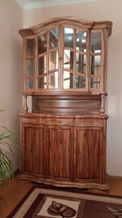 Креденс з горіха (ручної роботи)