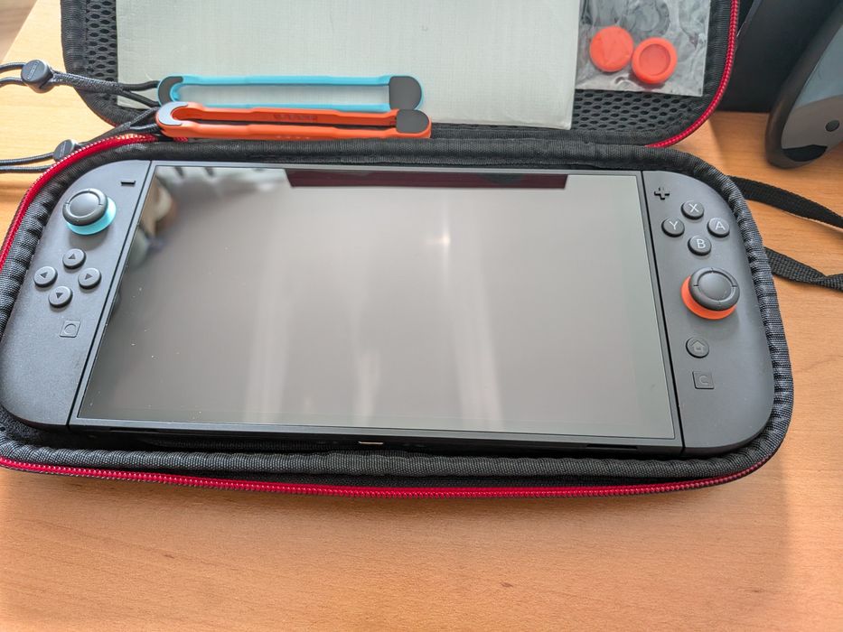 Nintendo Switch 2 + etui+ pokemony
