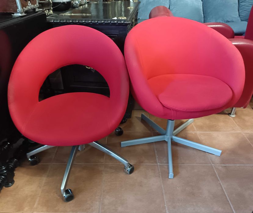 Cadeiras vermelhas com e sem rodas