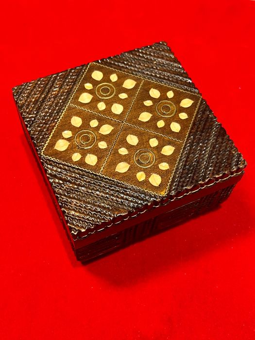 Drewniana góralska szkatułka na biżuterię PRL lata 70