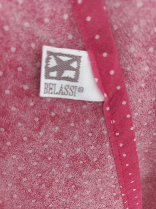 Toalha de mesa redonda rosa forte com bolinhas brancas em poliamida