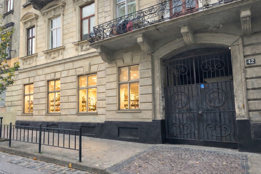 Оренда комерціі на дорошенка 42