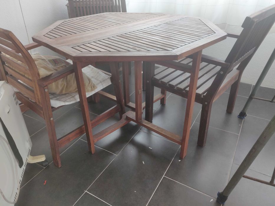 Mesa de jardim em madeira