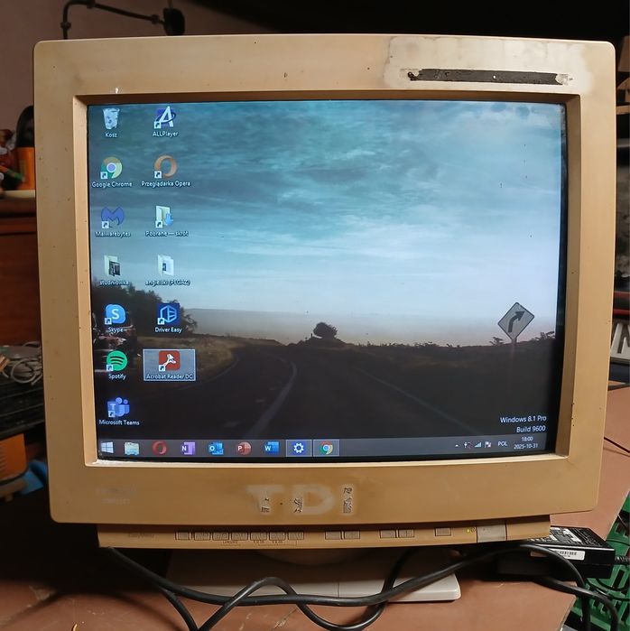 Monitor CRT 19" marki HITACHI model CM751ET z roku 1997