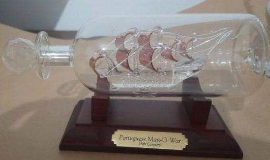 Caravela do séc. XVI dentro de garrafa em vidro