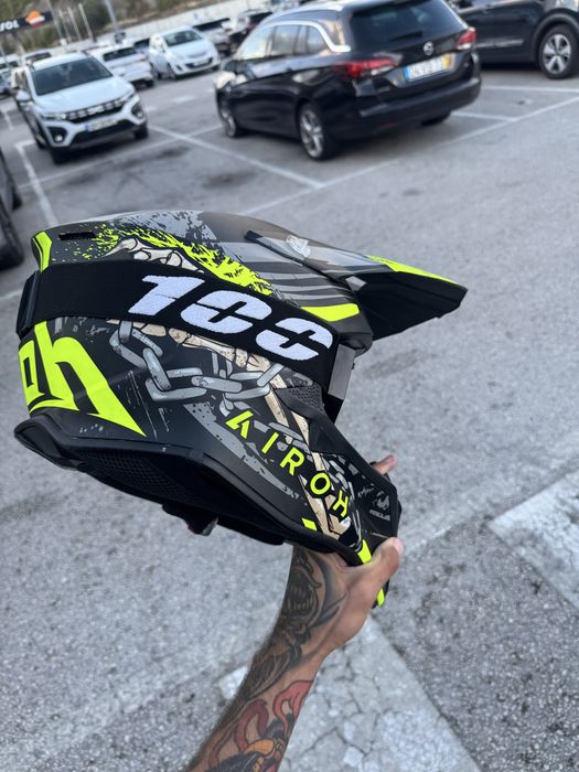 Capacete Airoh tamanho S  + oculos