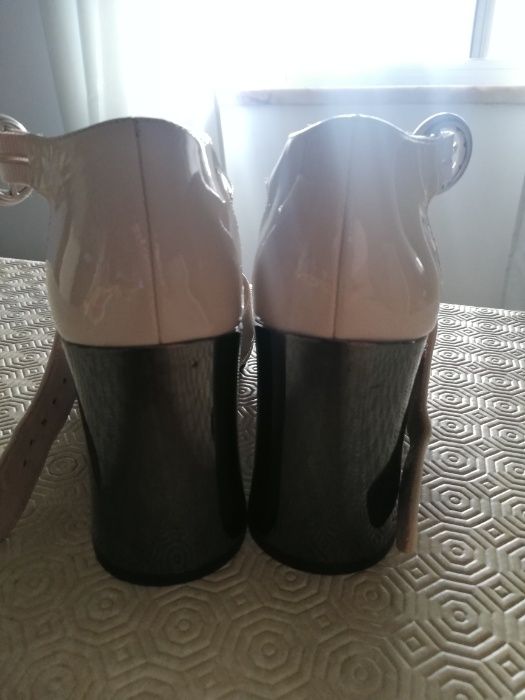 VENDO Sandálias beges (verniz) Uterque Tam 38
