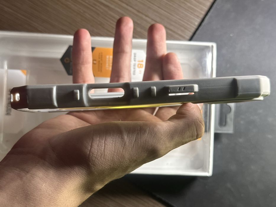 Чехол на iPhone 16 Pro.