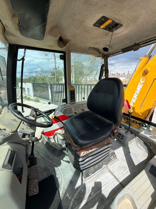 Retro Fermec 760 4x4 com matrícula