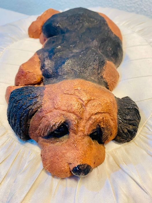 Cão de loiça com almofada em cetim