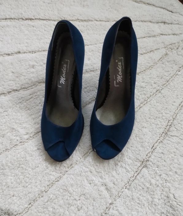 Zamszowe buty na obcasie