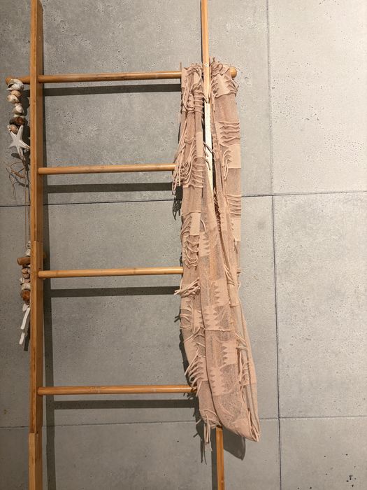 Beżowy komin szalik z frędzlami