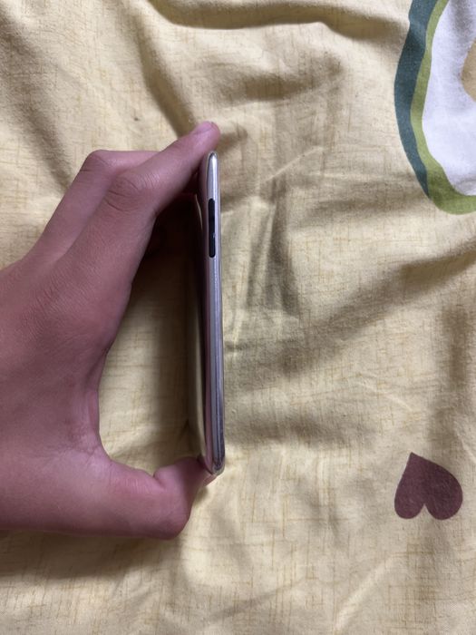 продам iPod touch 2g