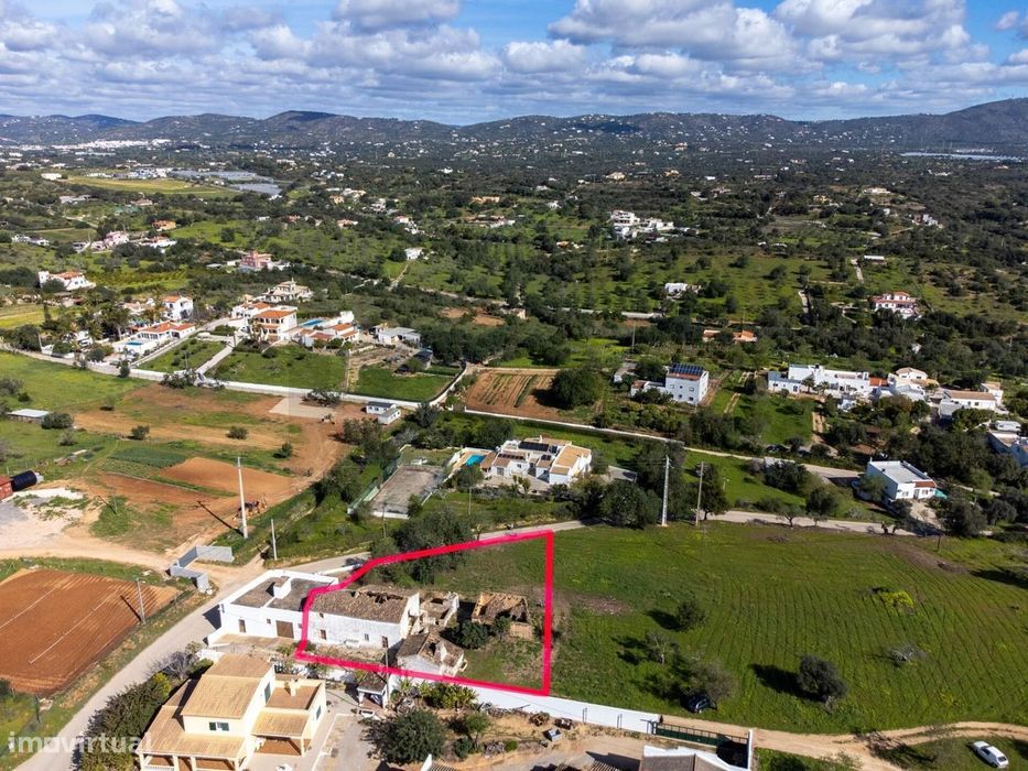 Moradias com área total de 198m2 inseridas em terreno urbano com 1 294