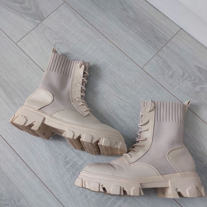 Жіночі молочні ботильйони на шнурівці 38 розмір