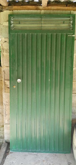 Portão de Garagem em excelente estado de conservação