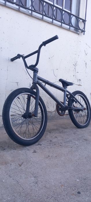 bmx preta com alguns afazeres