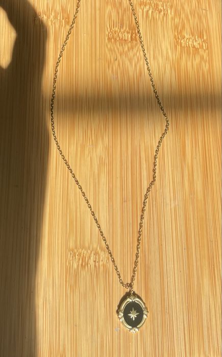 Colar / Fio com medalhão / medalha estilo vintage em preto e dourado