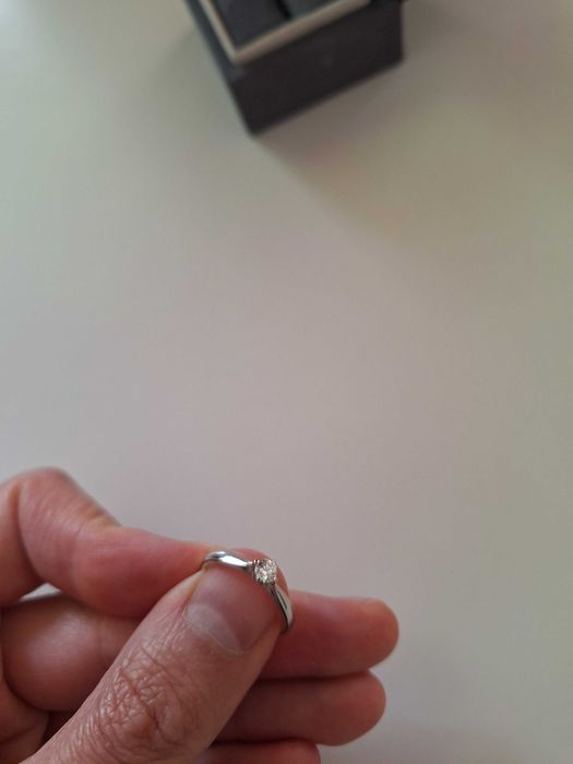 Pierścionek zaręczynowy z brylantem