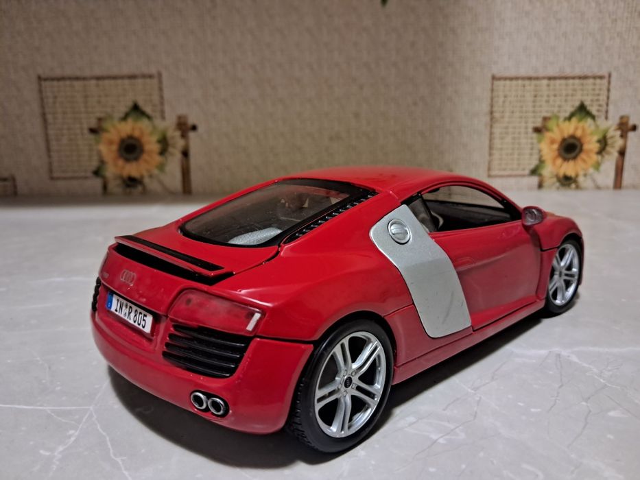 Масштабная модель 1/18 Audi R8 Maisto авто