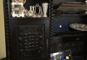 Móvel antigo em madeira