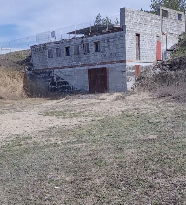 Продается участок 1 га. с домом и  выходом к воде