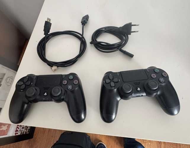 PS4 Slim 500GB + 2 Comandos Originais  + 4 Jogos (Inclui FC26)