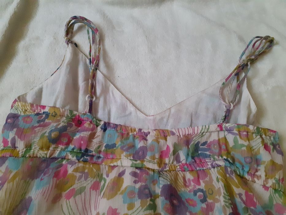 Kolorowa sukienka w kwiatki  na ramiączkach