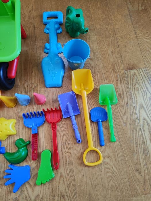 Zabawki do piaskownicy lub na plażę.