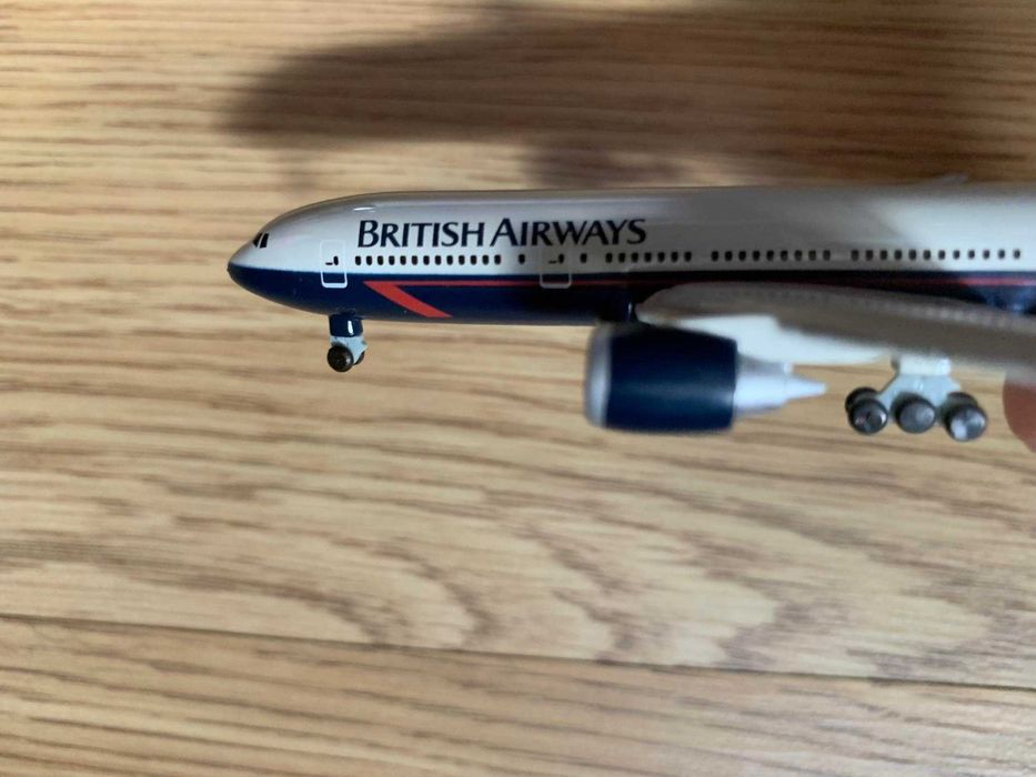 Boeing 777-200 British Airways Herpa 1:500 Com Caixa