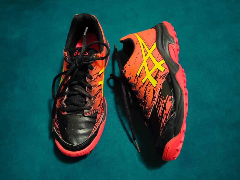 Яркие и стильные кроссовки Asics. Размер-35,5 22-22,5см.