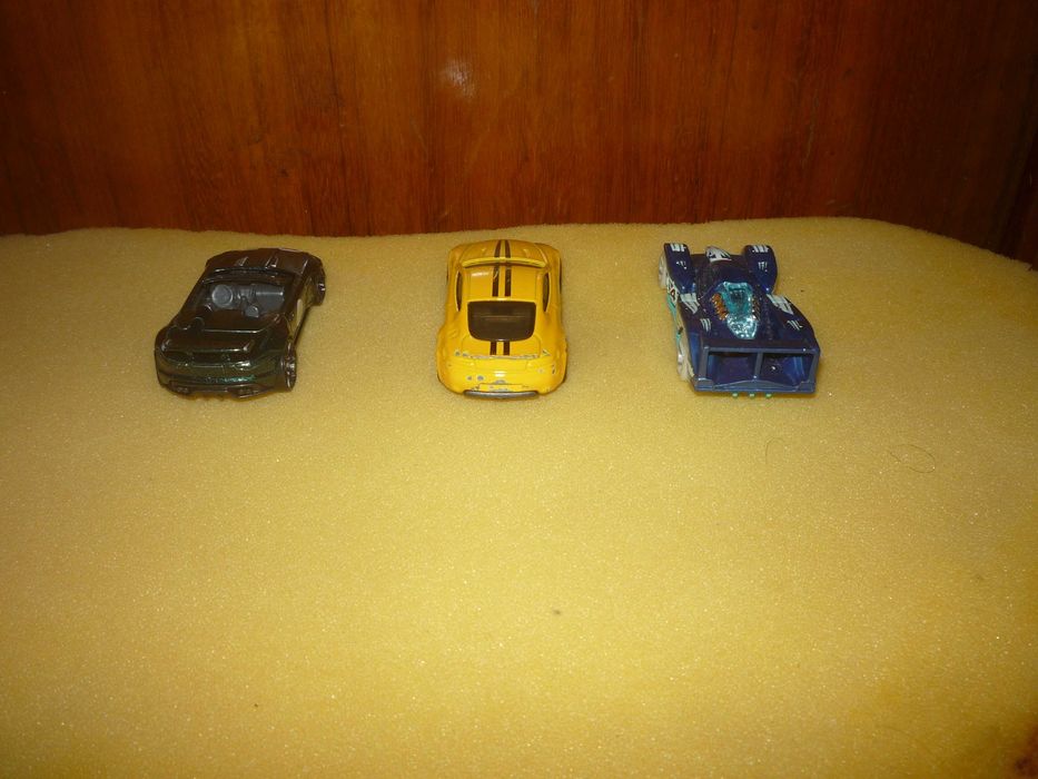 Três carrinhos "Hot Wheels": 1 euro