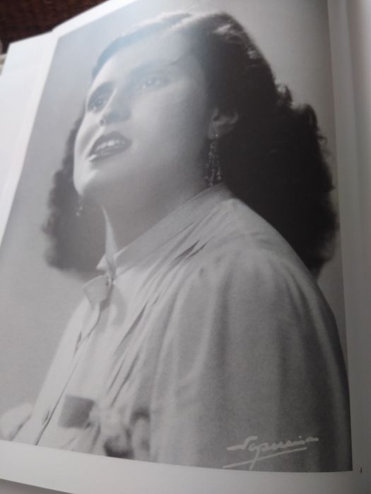 Livro + fotos da grande fadista