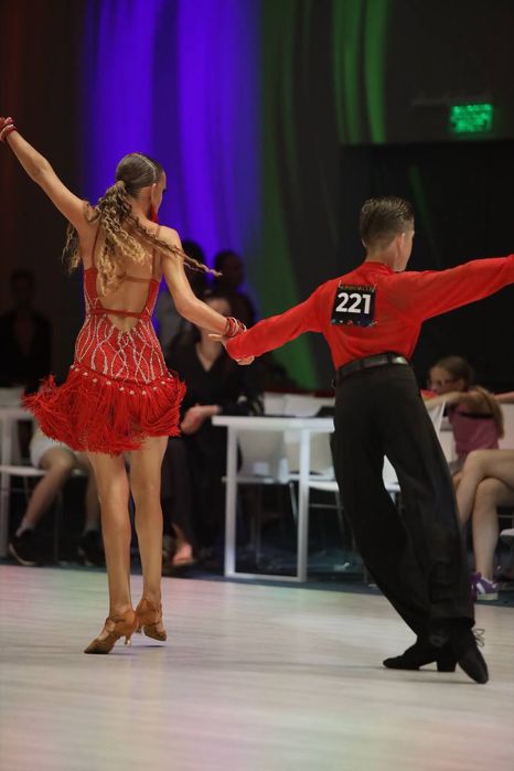 Продам яскраву рубашку для латинських бальних танців