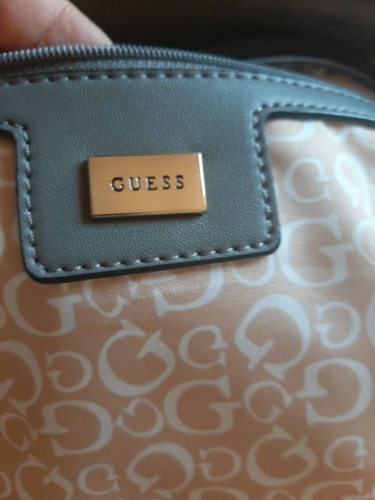 Mala de senhora em cinzento. Guess