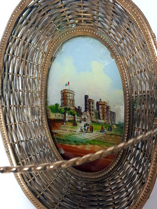 antigo cesto em metal dourado com pintura reversa do Windsor Castle