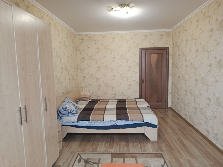 велика 2 кімн новобудова  70 м, газове опалення.