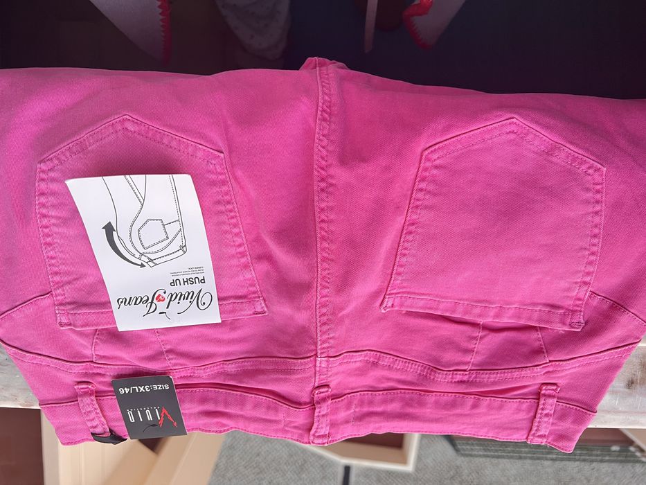 Calças novas com etiquetas  46