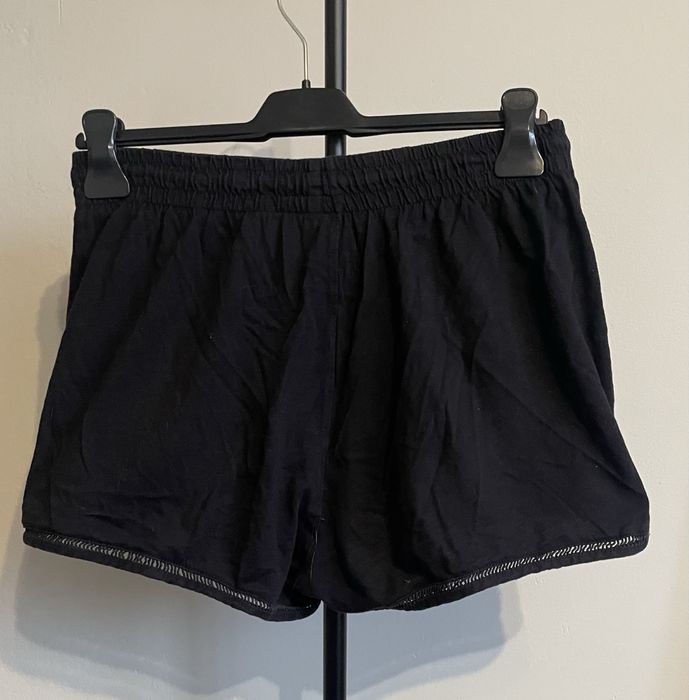 Krótkie spodenki z wysokim stanem na gumkę.