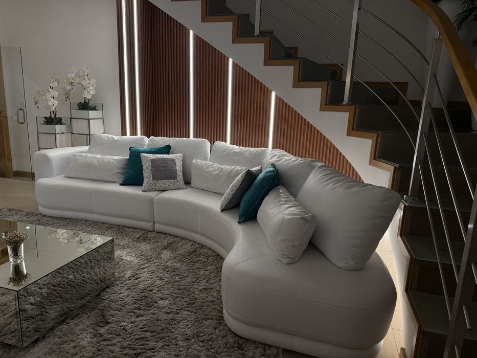 Sofá de sala com conjunto de almofadas