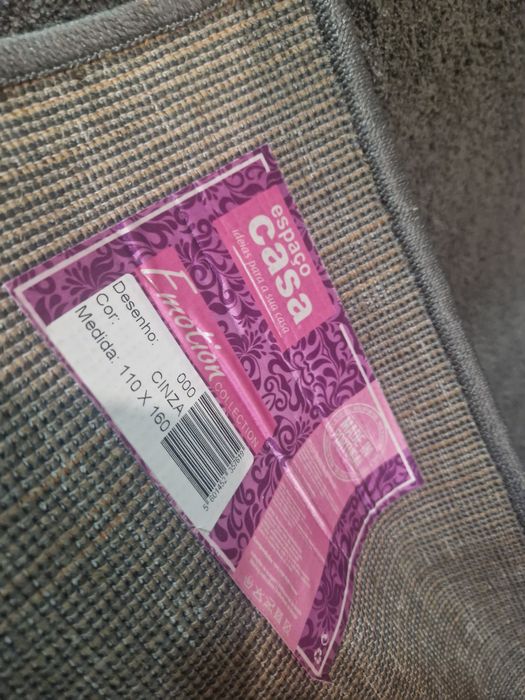 Vendo três carpetes uma deles bastante grande
