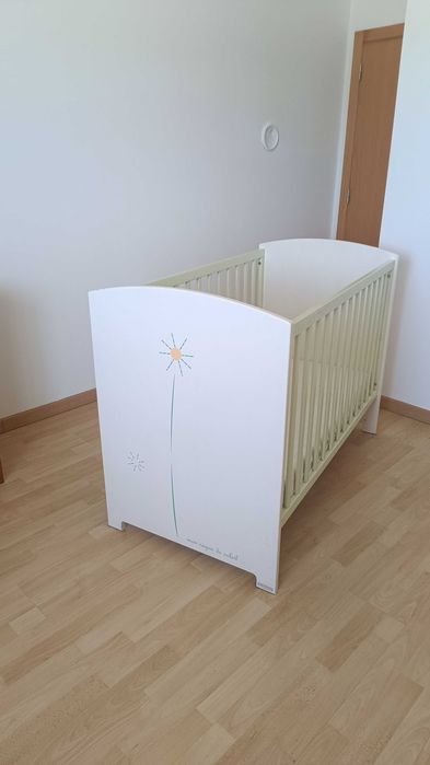 Conjunto Quarto de Bebé Completo: Cama de Grades + Cómoda Fraldário + Berço Viagem
