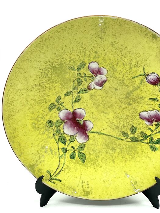 Prato chinês em esmalte amarelo dinastia Qing