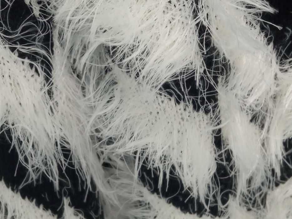 Camisola muito quentinha e peludinha (branco e preto) - tamanho M/L